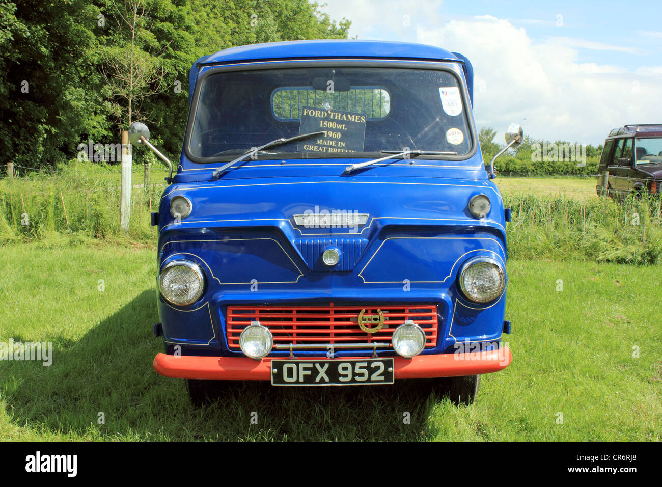 Ford Thames Van dans une livrée rouge et bleu classique Banque D'Images