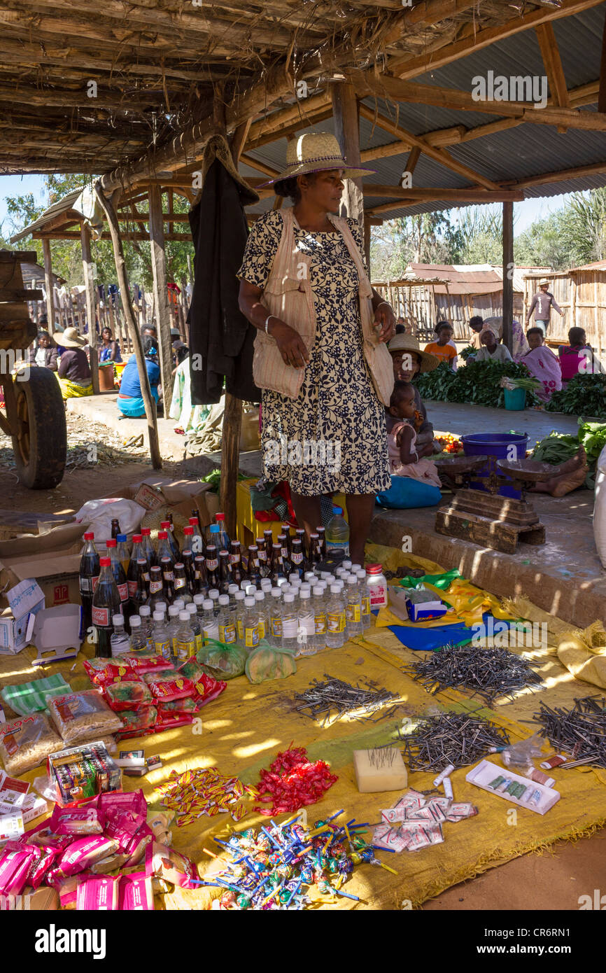 Des villageois à jour de marché, village près de Berenty Réserve, Madagascar Banque D'Images