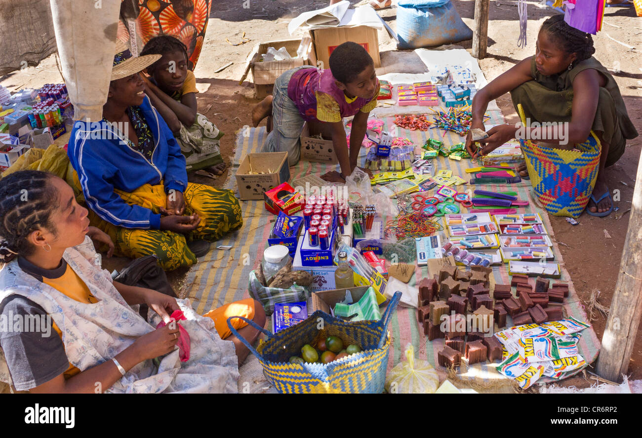 Des villageois à jour de marché, village près de Berenty Réserve, Madagascar Banque D'Images