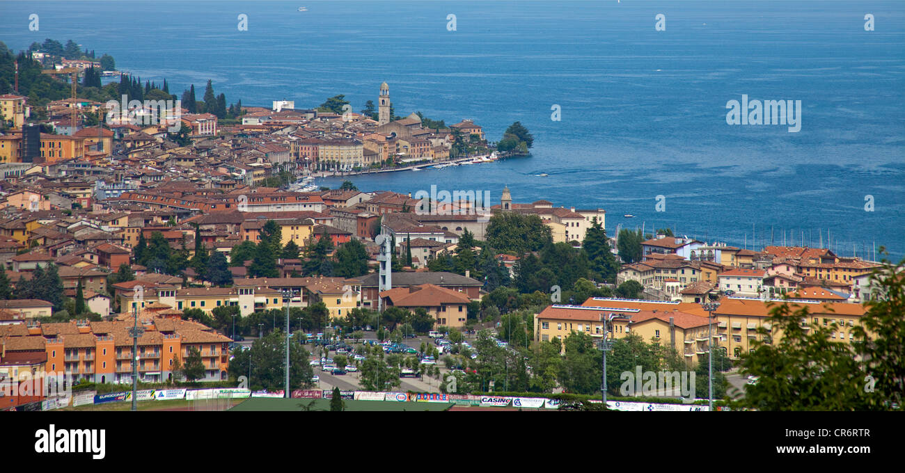La Ville De Salo Le Lac De Garde Brescia Lombardie Italie Europe Photo Stock Alamy