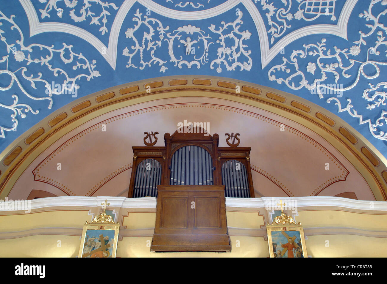 Chorale à l'Église avec les orgues Banque D'Images