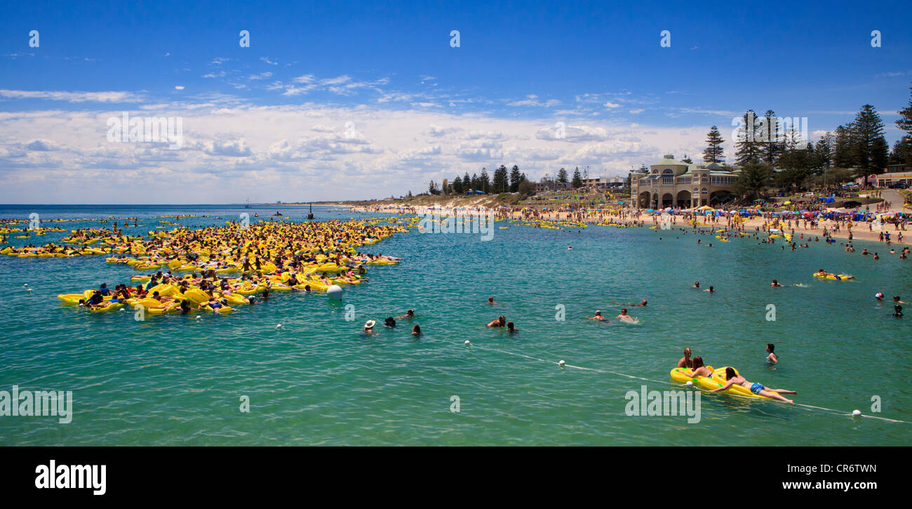 Avec les gens au cours de la gonflable Défi Havaianas Thong tentative de record du monde sur l'Australie Day 2012 Banque D'Images