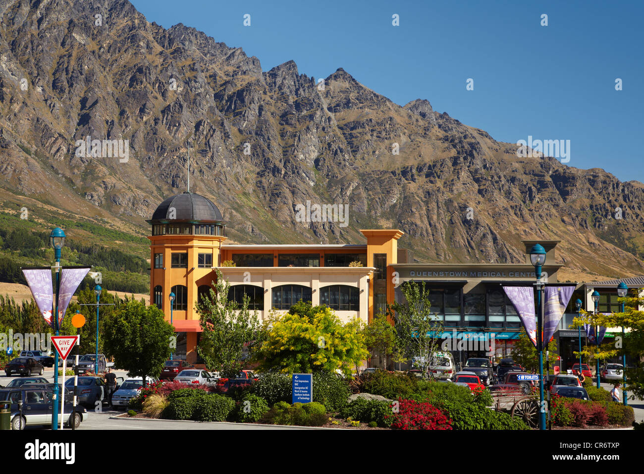 Remarkables Park Shopping Centre, Frankton, et les Remarkables, Queenstown, Otago, île du Sud, Nouvelle-Zélande Banque D'Images