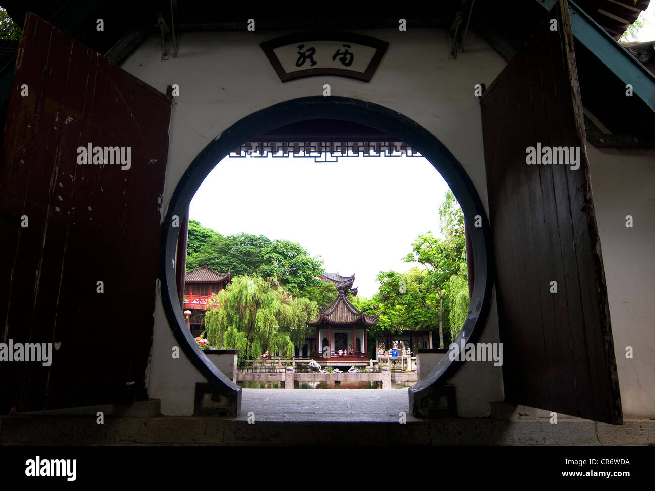 Belle architecture traditionnelle chinoise comme vu dans l'un des temples dans le parc de la Pagode de la grue jaune à Wuhan. Banque D'Images