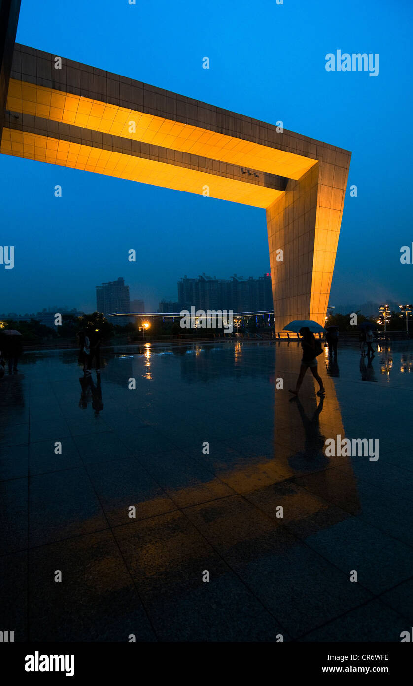 Le magnifique théâtre de Wuhan Qintai éclairer la nuit. Banque D'Images