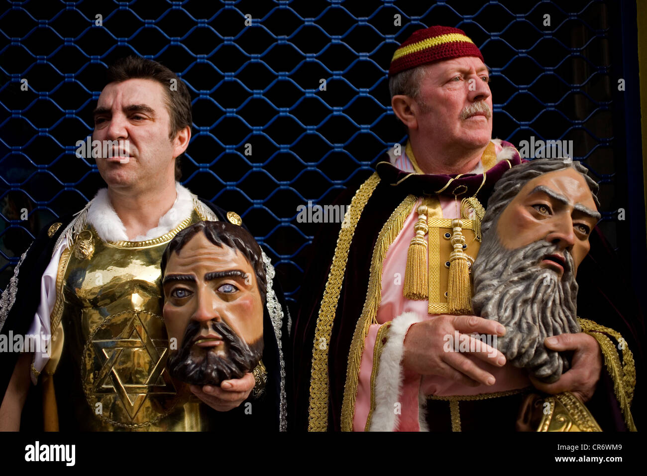 Les masques d'hommes qui occupent au cours d'une procession de la Semaine Sainte de Pâques à Puente Genil, dans la province de Cordoue, Andalousie, Espagne Banque D'Images