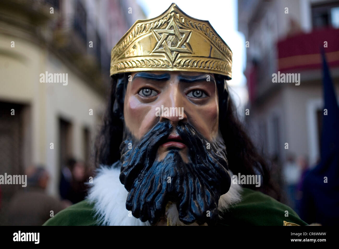 Un homme masqué vêtu comme un roi au cours d'une procession de la Semaine Sainte de Pâques à Puente Genil, Cordoue, Espagne Banque D'Images