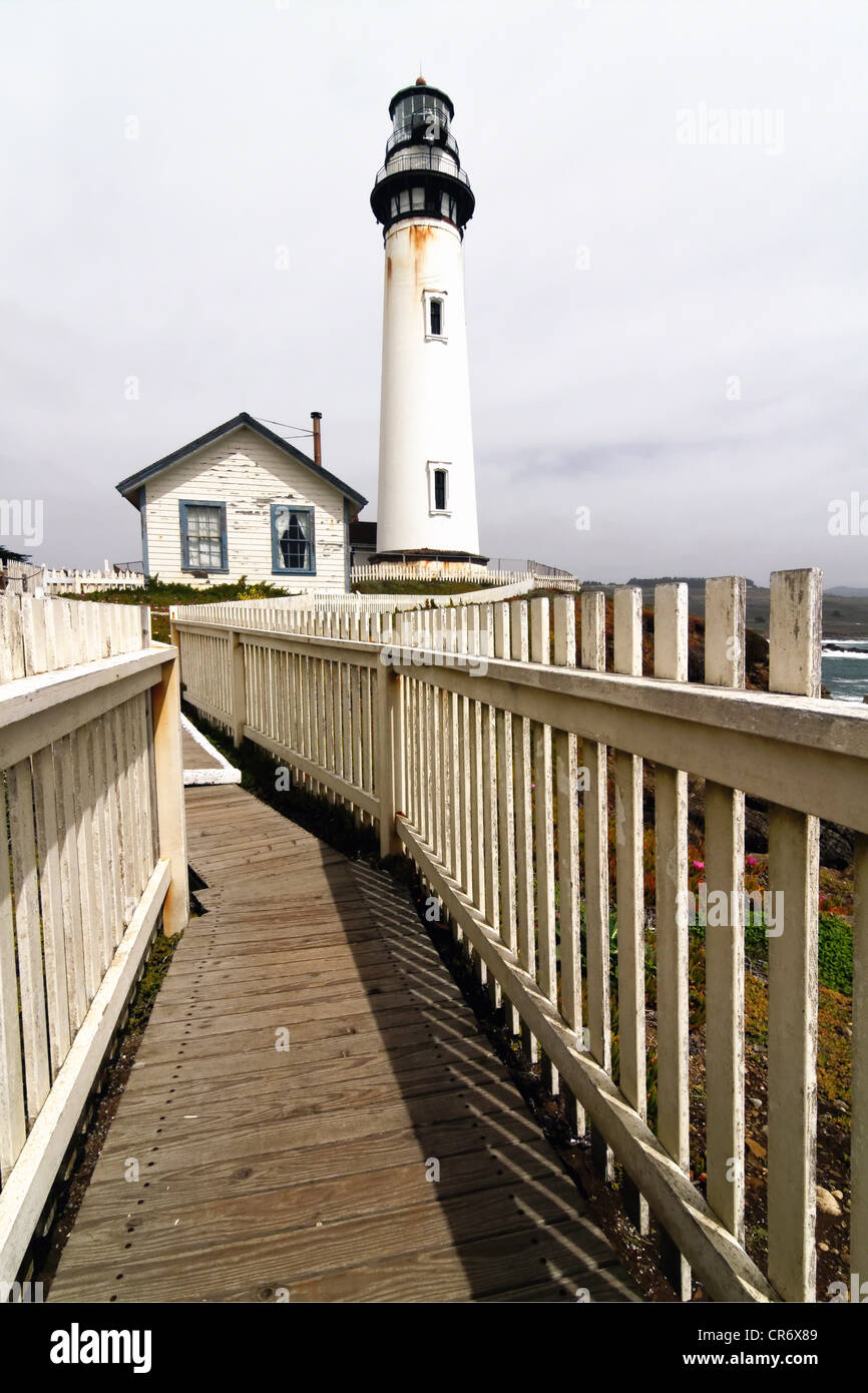 Low Angle View of the Pigeon Point Lighthouse avec une clôture, Comté de San Mateo, Californie Banque D'Images