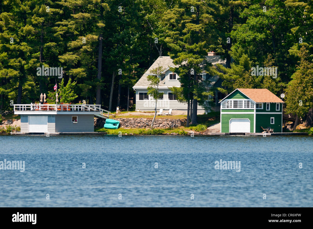 Chalet et deux hangars à bateaux Banque D'Images