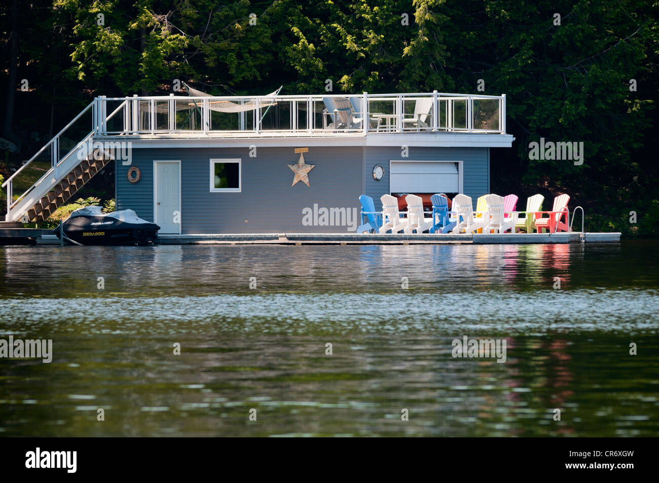 Chaises colorées dans un hangar à bateaux Banque D'Images