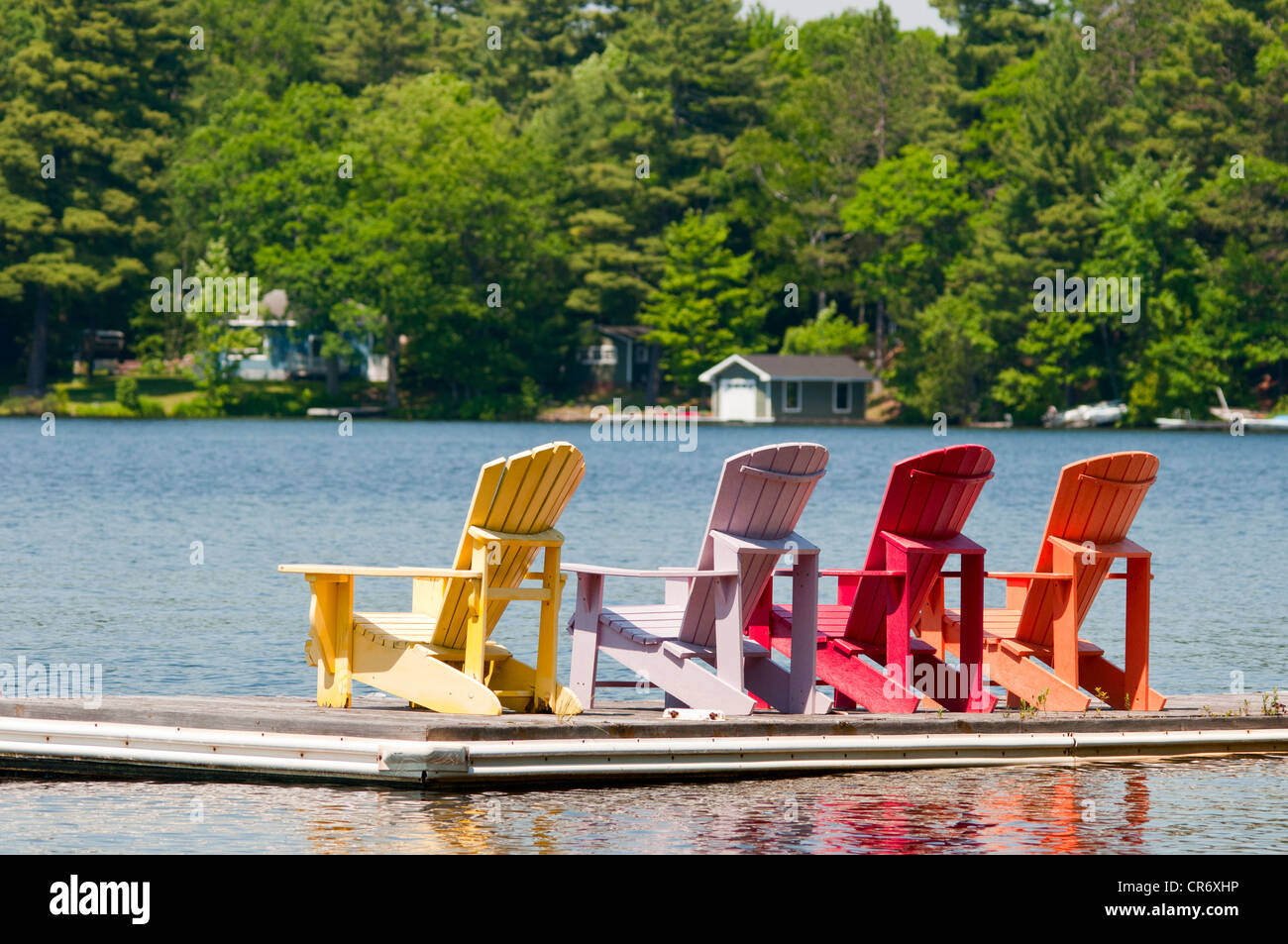 Chaises colorées sur un quai Banque D'Images