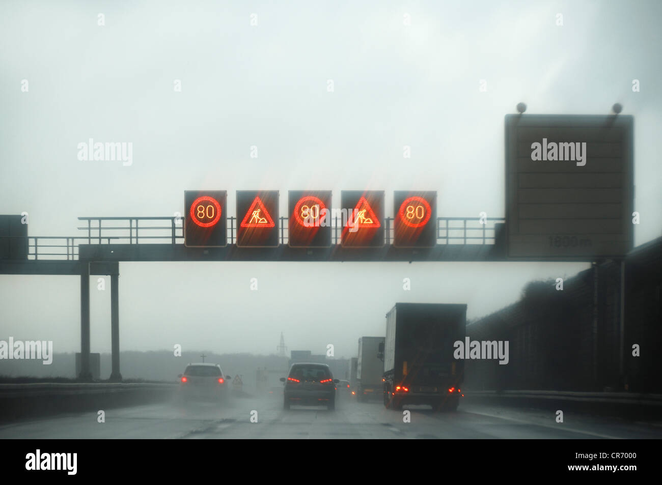 Panneaux d'avertissement électronique en temps de pluie sur l'Autoroute, autoroute, Wuerzburg-Kassel, Bavière Basse-franconie Banque D'Images