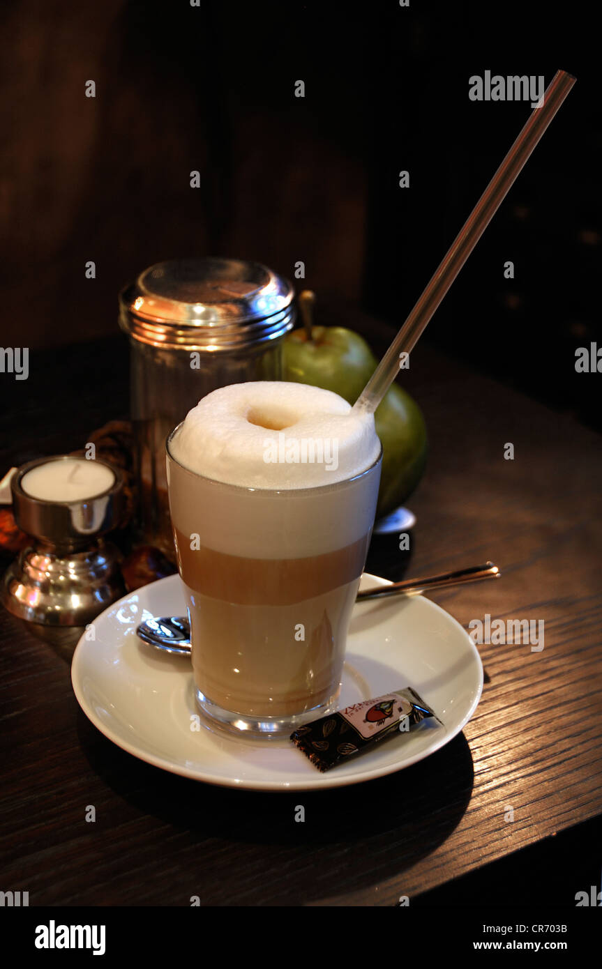 Latte macchiato avec une paille dans un verre dans un café à Coburg,  Haute-Franconie, Bavaria, Germany, Europe Photo Stock - Alamy