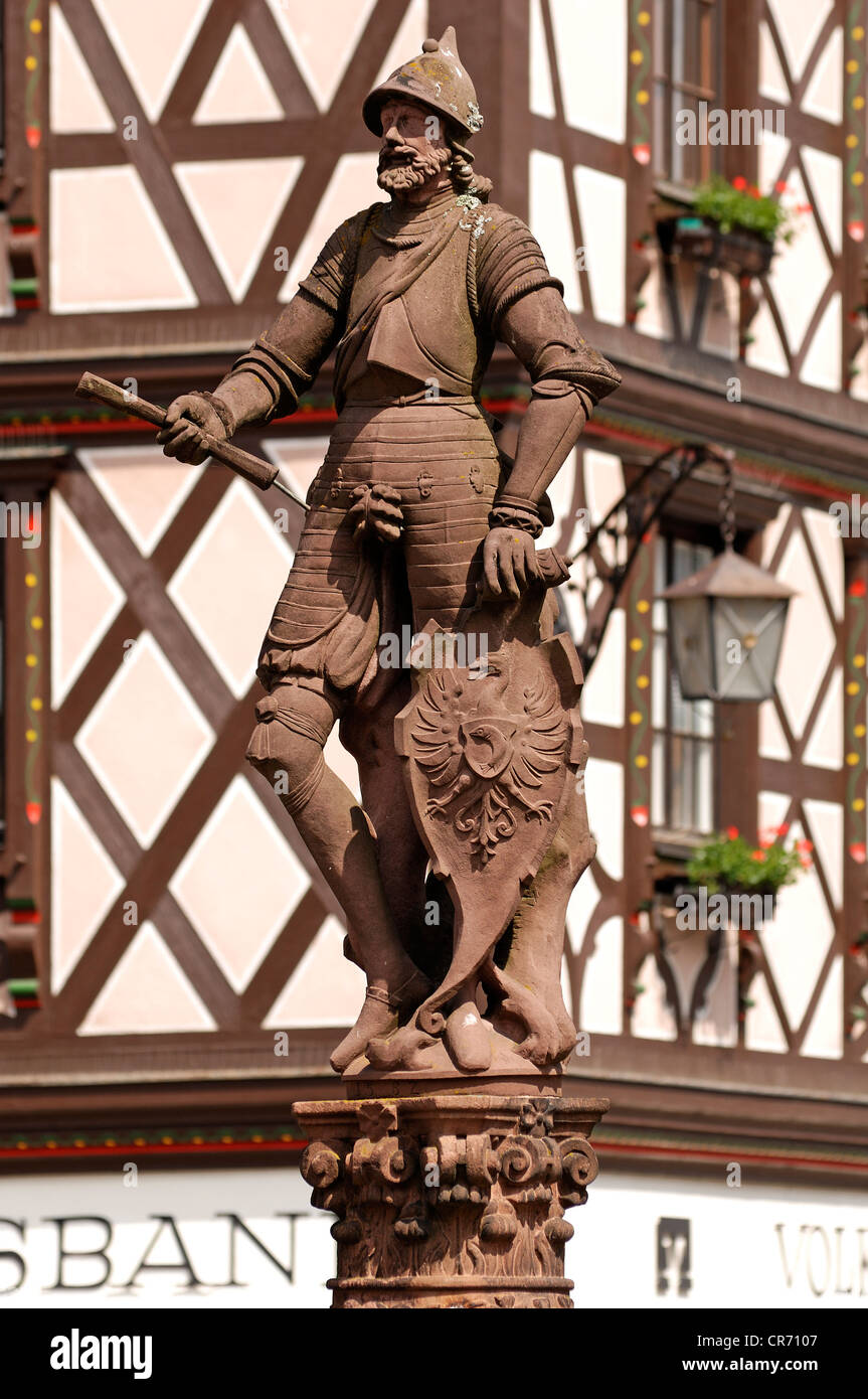 Sculpture d'un chevalier au bouclier et armoiries sur Roehrbrunnen Fontaine, 1582, maison ancienne à pans de bois à l'arrière Banque D'Images
