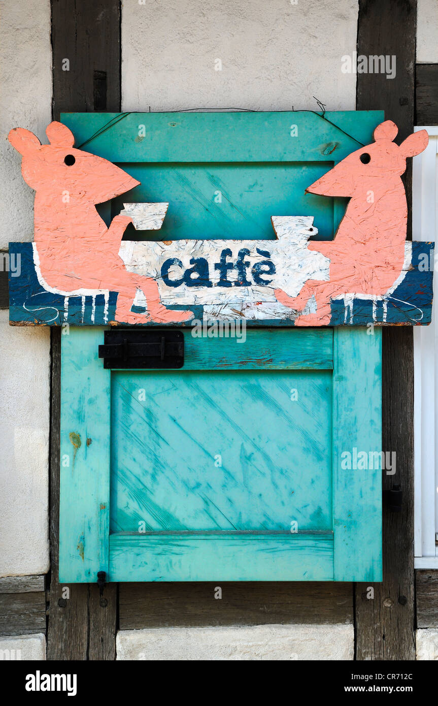 Signer avec deux souris de boire du café en face d'un café, Koenigsberg, Franconia, Bavaria, Germany, Europe Banque D'Images