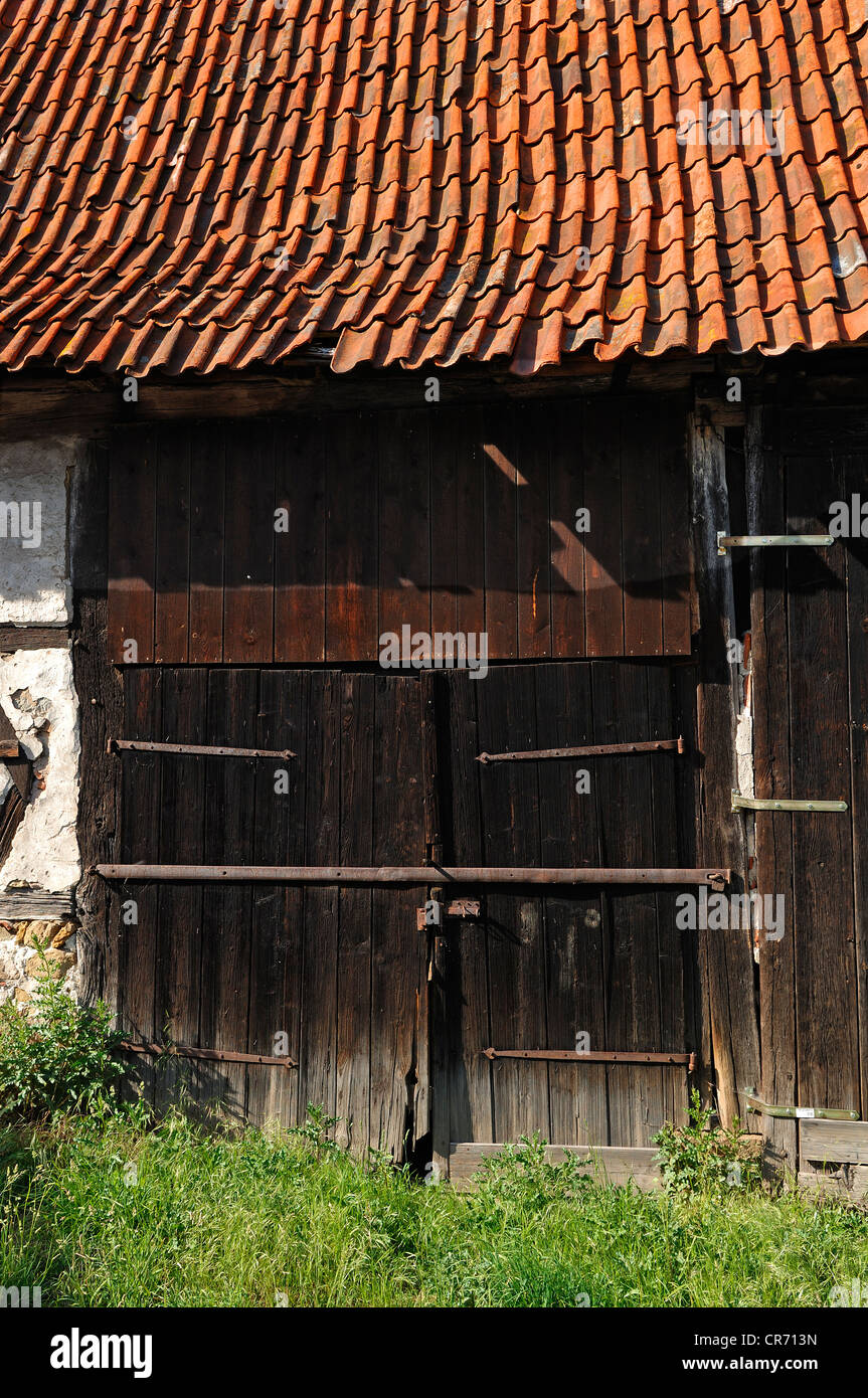 Ancienne grange en bois gate sur une ferme, Koenigsberg, Franconia, Bavaria, Germany, Europe Banque D'Images
