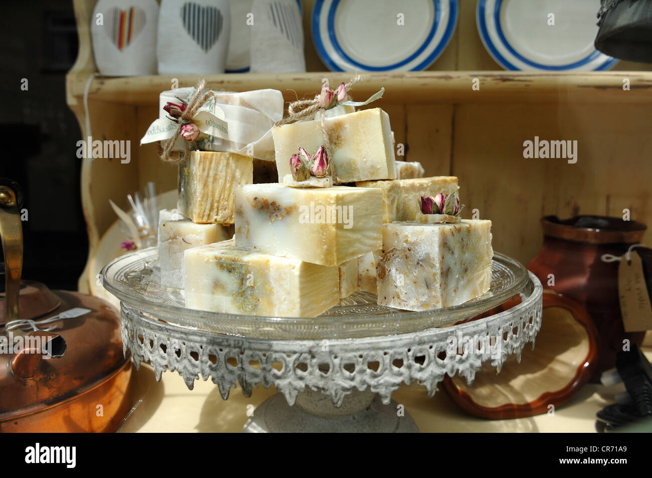 Savons parfumés sur une plaque de verre dans une vitrine, Tavistock, Devon, Angleterre, Royaume-Uni, Europe Banque D'Images