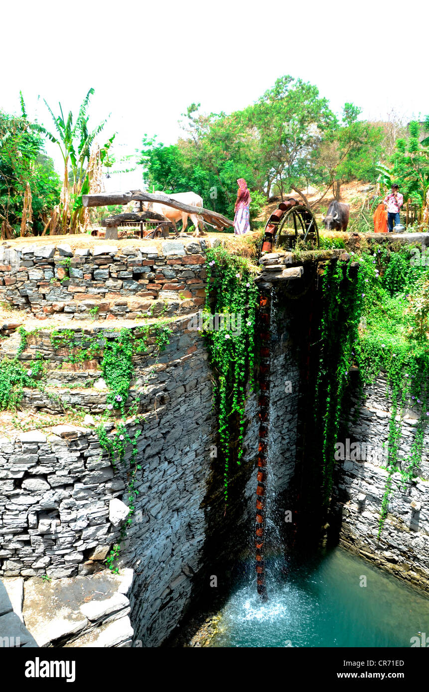Roue persane pour levage de l'eau dans les régions rurales de l'Inde Photo  Stock - Alamy