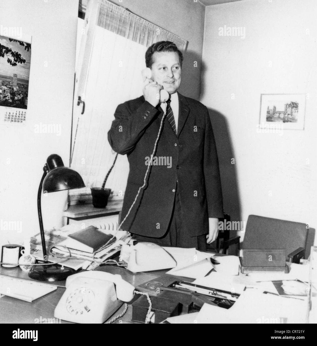 Streibl, Max, 6.1.1932 - 11.12.1998, politicien allemand (CDU), Secrétaire général de l'Union chrétienne-sociale (Union Christlich Soziale, CDU) 1967 - 1971, dans son bureau, années 60, , Banque D'Images