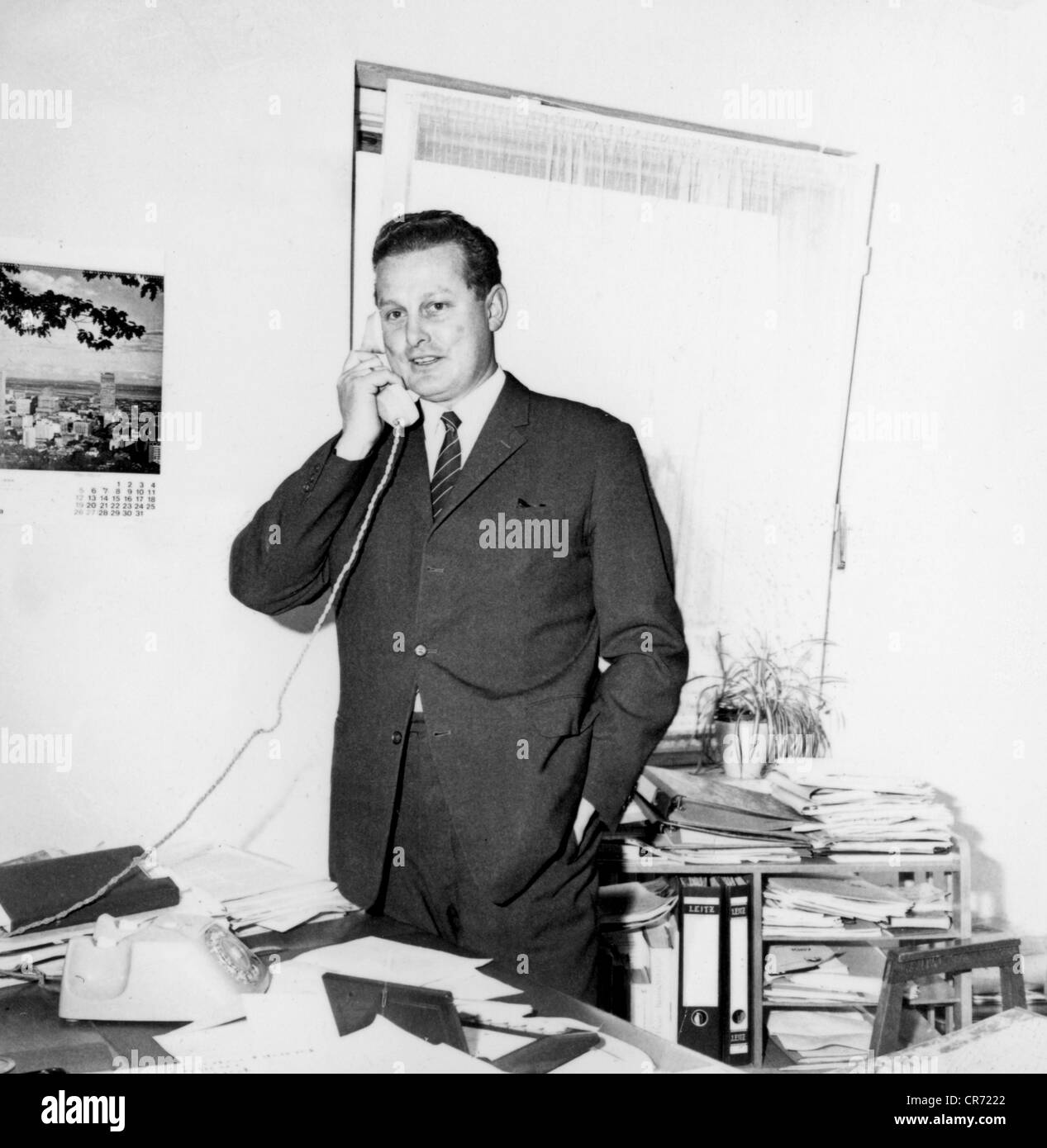 Streibl, Max, 6.1.1932 - 11.12.1998, politicien allemand (CDU), Secrétaire général de l'Union chrétienne-sociale (Union Christlich Soziale, CDU) 1967 - 1971, dans son bureau, années 60, , Banque D'Images