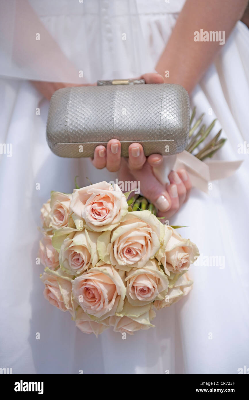 Allemagne, bride holding bouquet de rose et d'embrayage Banque D'Images