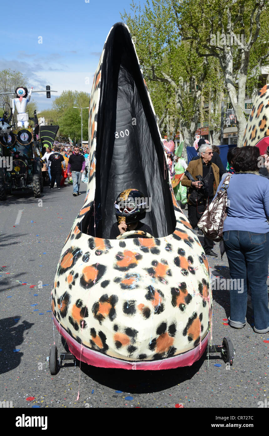 Voiture à chaussures géante, voitures Soapbox ; voiture personnalisée ou voiture de fantaisie flottant au carnaval de printemps d'Aix-en-Provence Provence Provence France Banque D'Images