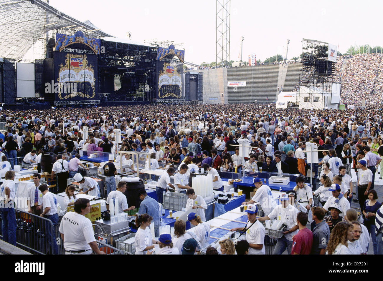 Jackson, Michael, 29.8.1958 - 25.6.2009, chanteuse pop américaine, fans au stade Olympia, Munich, Allemagne, avant le concert le 27.6.1992, Banque D'Images