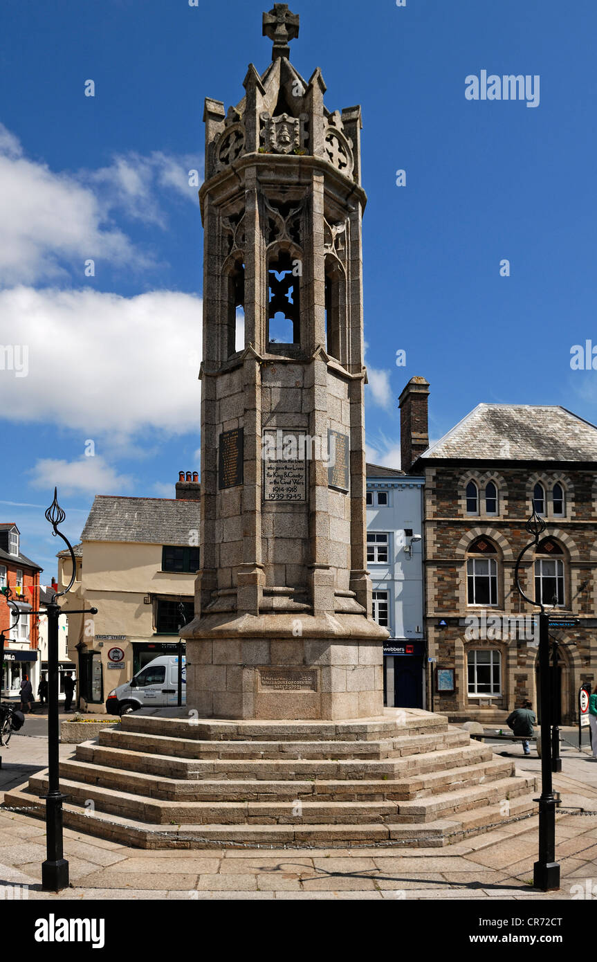 Monument en l'honneur des morts de la première et de la Seconde Guerre mondiale, construit 1921, Place du marché, Launceston, Cornwall, Angleterre Banque D'Images