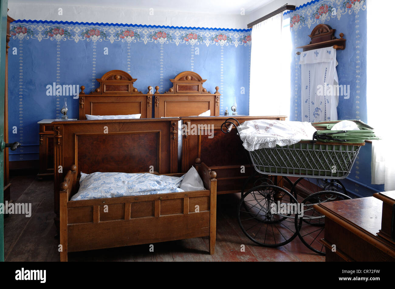 Chambre à coucher, en berceau avant et Landau, 1935, appartement de l'enseignant dans une école de Pfaffenhofen, construit en 1801 Banque D'Images