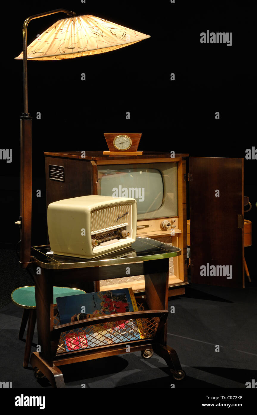 Lampe de plancher avec petite table, tv et radio dans les années 50, 2011 exposition, musée de la culture industrielle, Aeussere Sulzbacher Banque D'Images