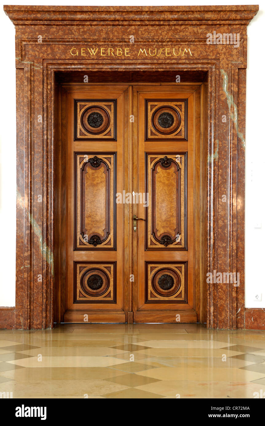 Dans le Gewerbemuseum porte décorative Musée des Métiers, construite en 1897, aujourd'hui musée, Gewerbemuseumsplatz Nuernberger Akademie Banque D'Images