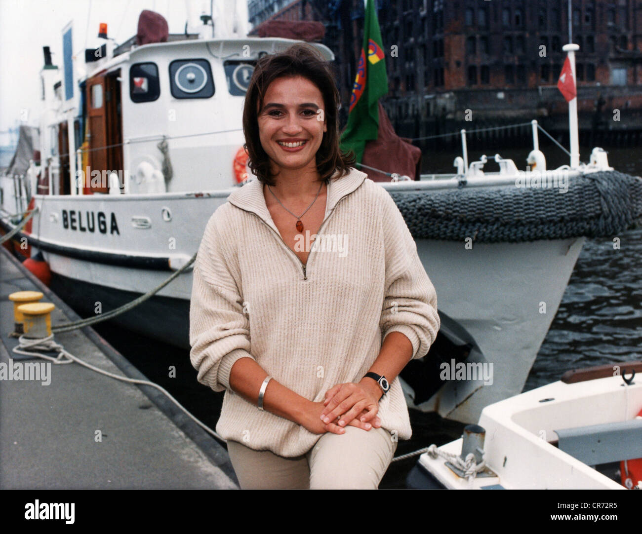 Maischberger, Sandra, * 26.8.1966, journaliste allemand, présentateur de télévision, demi-longueur, devant le navire Greenpeace 'Beluga', Hambourg, Allemagne, 24.7.1997, Banque D'Images