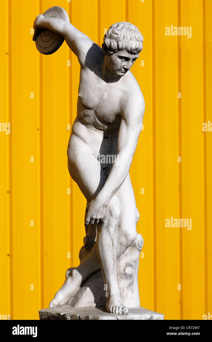Sculpture d'un lanceur de disque Grec, derrière des panneaux en métal jaune, Herbolsheim, Bade-Wurtemberg, Allemagne, Europe Banque D'Images