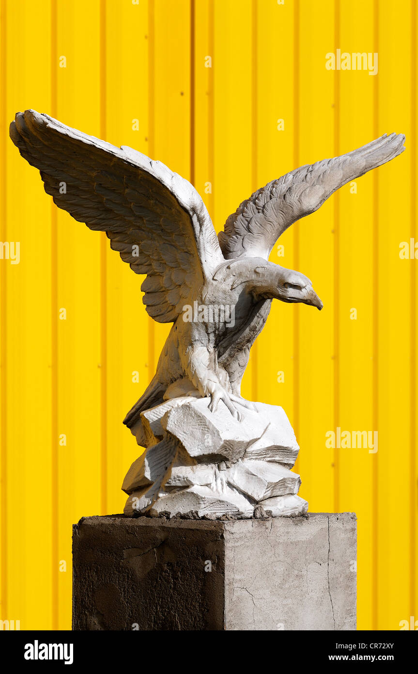 Grande sculpture de l'aigle, derrière des panneaux en métal jaune,  Herbolsheim, Bade-Wurtemberg, Allemagne, Europe Photo Stock - Alamy