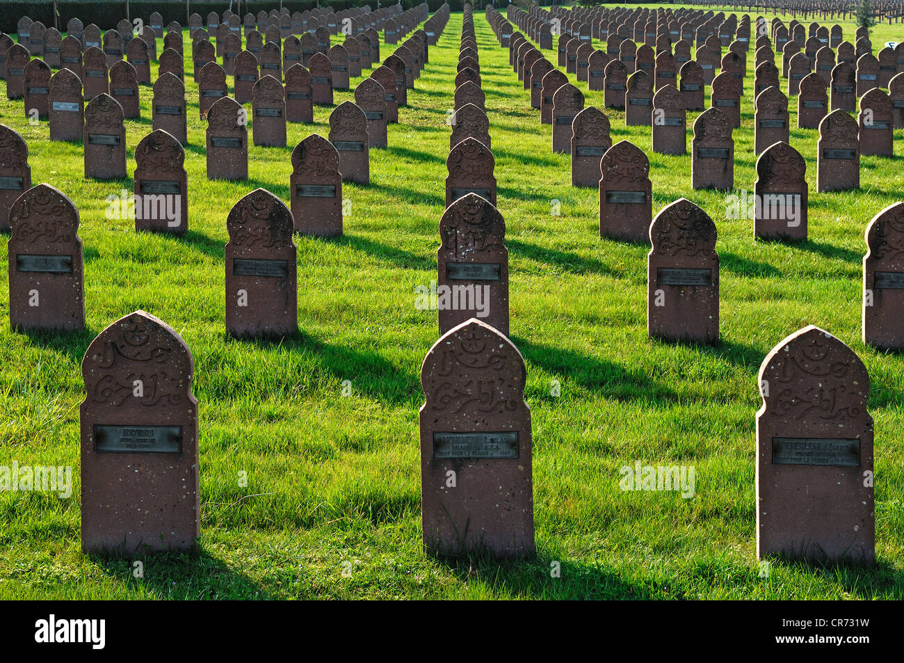 Pierres tombales de soldats sur un cimetière militaire, Rue du Ladhof, Colmar, Alsace, France, Europe Banque D'Images