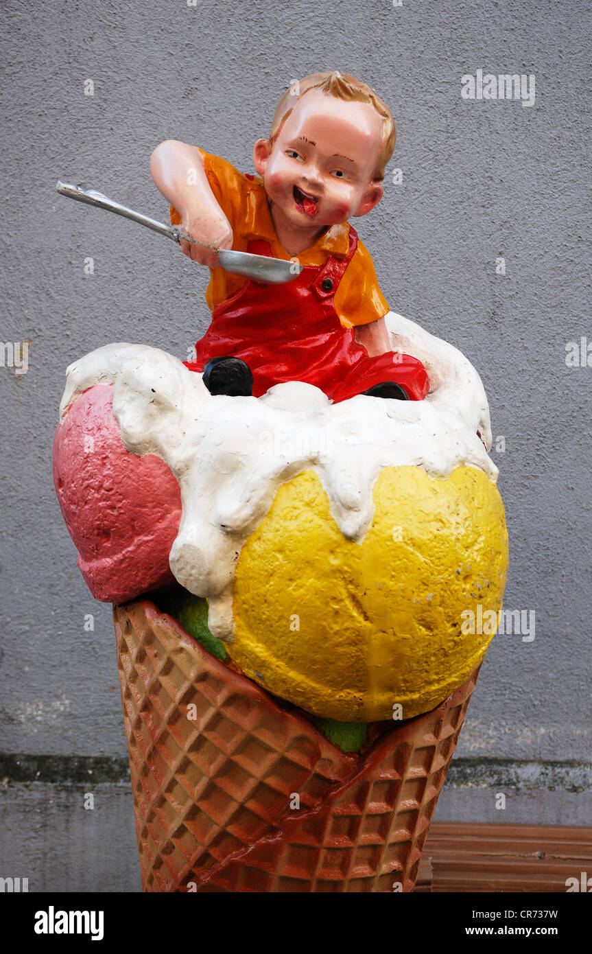 Caractère publicitaire d'un glacier, un petit enfant assis dans un cornet de crème glacée, Wasserburg am Inn, La Bavière Banque D'Images
