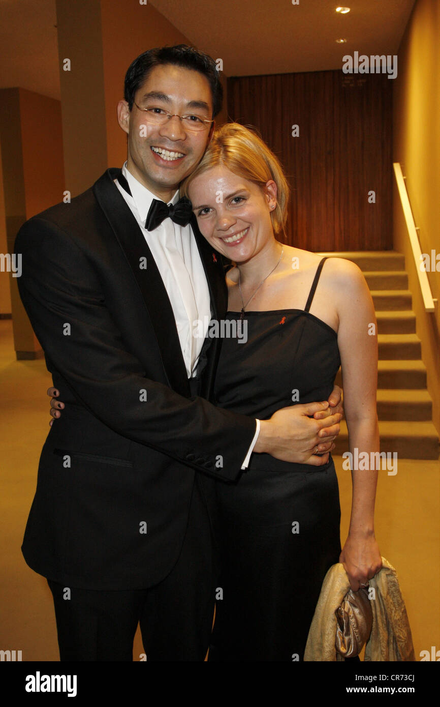 Roesler, Philipp, * 24.2.1973, politicien allemand (FDP), ministre fédéral de la Santé depuis 2009, demi-longueur, avec son épouse, Dr. Wiebke Roesler, gala de charité contre le SIDA, Berlin, 7.9.2009, Banque D'Images