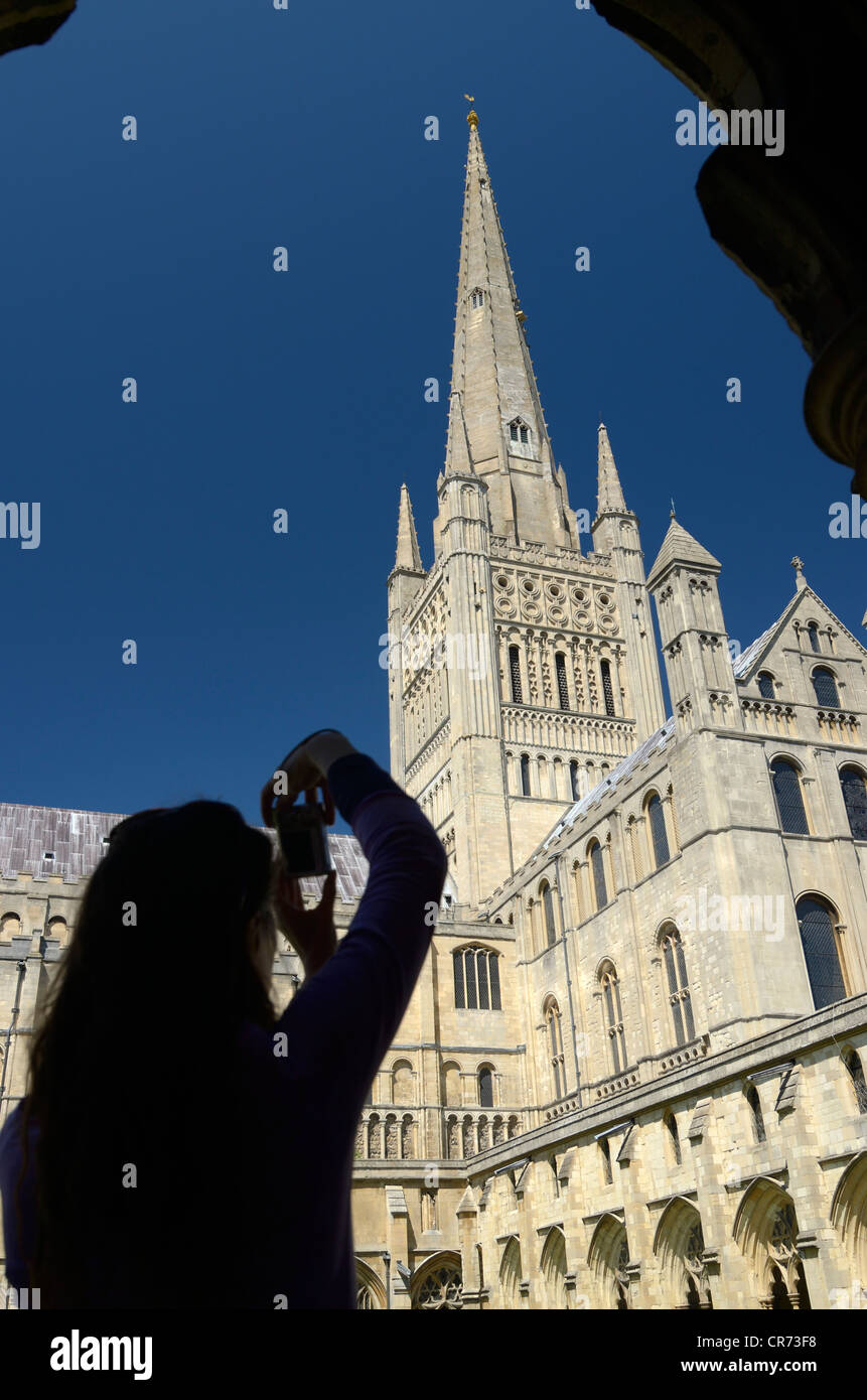 Un touriste photos cathédrale de Norwich Banque D'Images