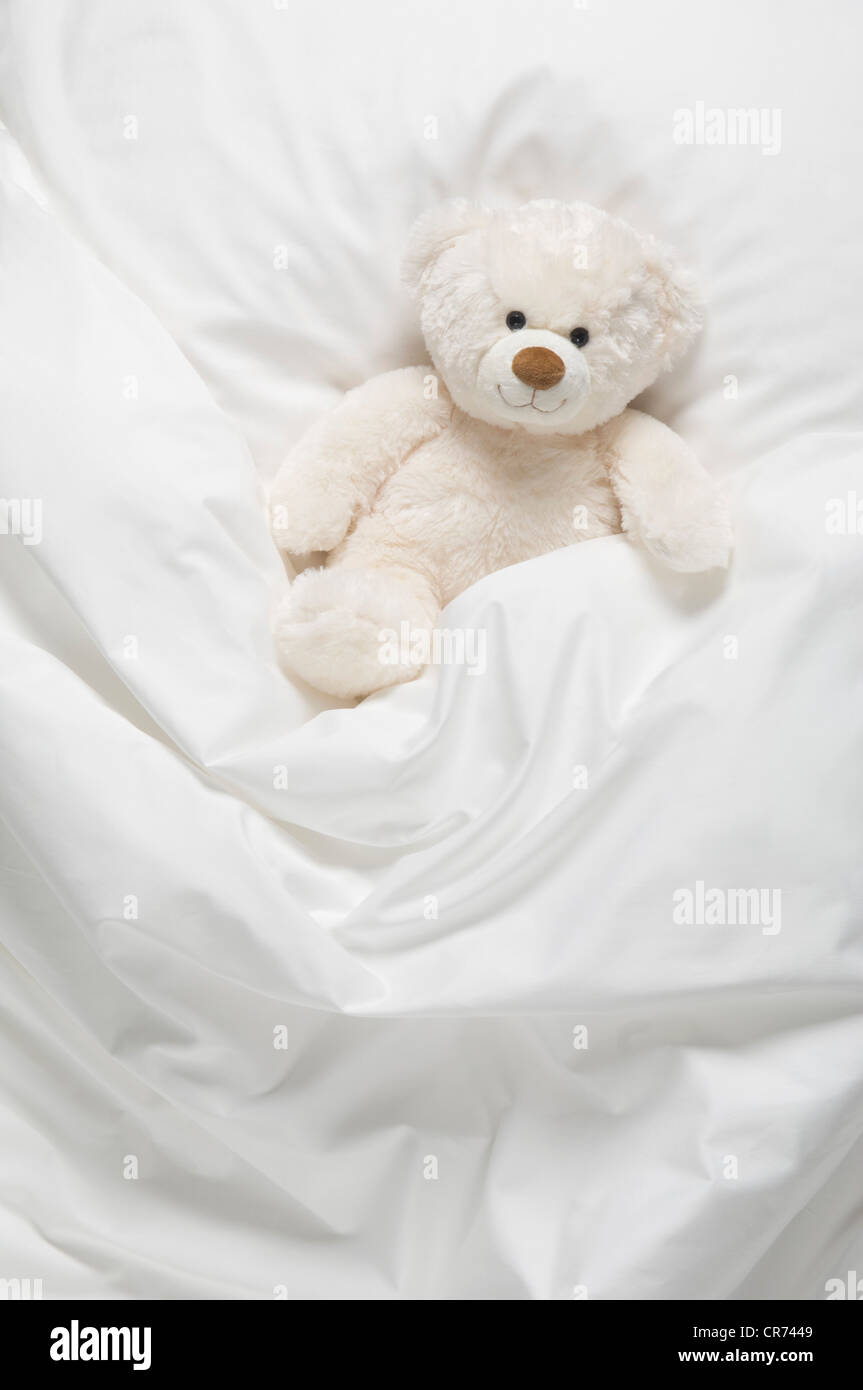 Ours en peluche sur le lit Banque D'Images