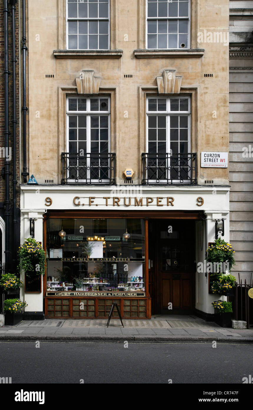 GF Trumper gentleman's hairdressers sur Curzon Street, Mayfair, London, UK Banque D'Images