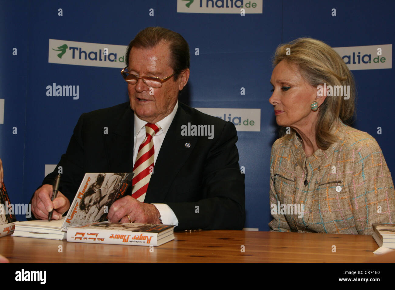 Moore, Roger, * 14.10.1927, acteur britannique, demi-longueur, avec sa femme Kiki Tholstrup, lors de la séance d'autographie à son livre "Nom de la in ist Bond. James Bond', Thalia, Hambourg, Allemagne, 2009, Banque D'Images