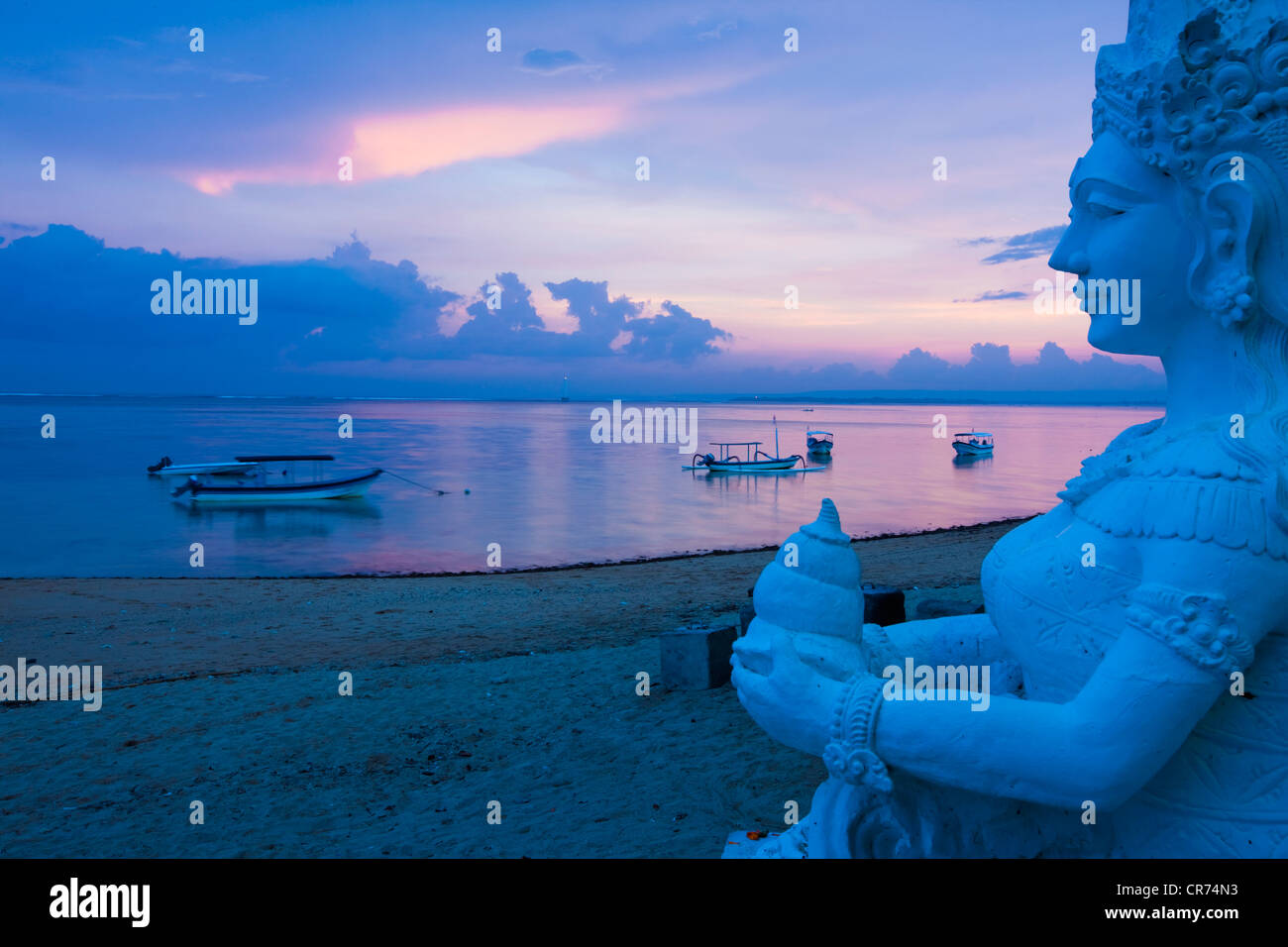 L'INDONÉSIE, Bali, Sanur, statue sur la mer en arrière-plan au crépuscule Banque D'Images
