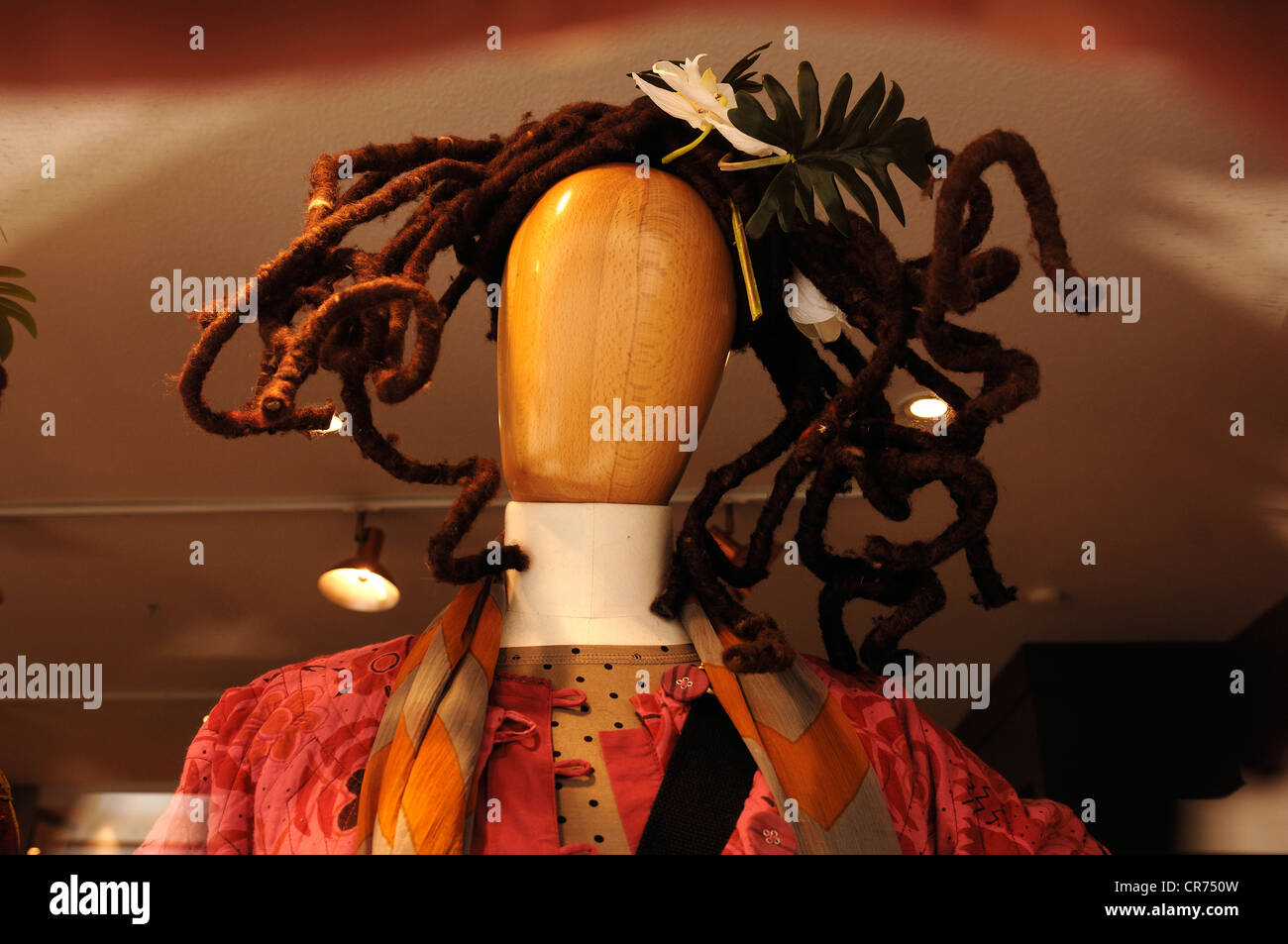 Mannequin en bois avec des cheveux afro-style dans un magasin de mode, Nuremberg, Middle Franconia, Bavaria, Germany, Europe Banque D'Images