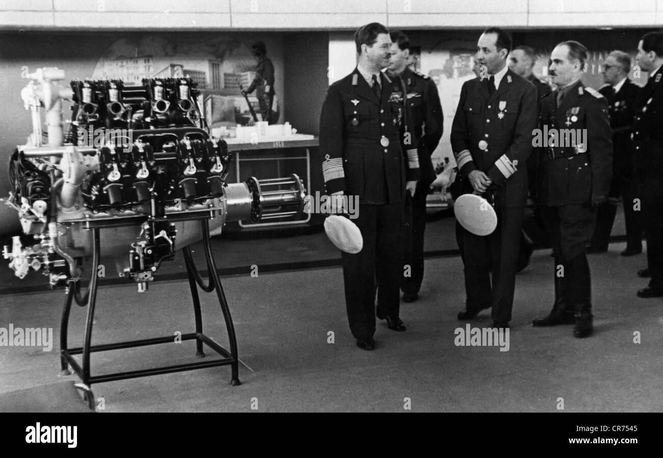 Carol II, 15.10.1893 - 4.4. 1953, roi de Roumanie 8.6.1930 - 6.9.1940, avec des représentants du Parti de la Nation à une exposition économique, 1930, Banque D'Images