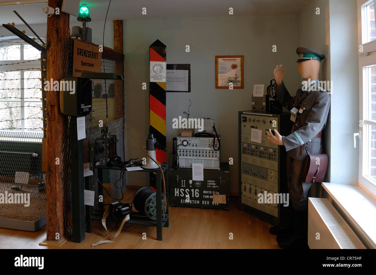 Historique d'exposition avec l'équipement de sécurité aux frontières et d'un poste frontière de la RDA historique Grenzhus Neubauernweg, musée, 1, Schönberg Banque D'Images