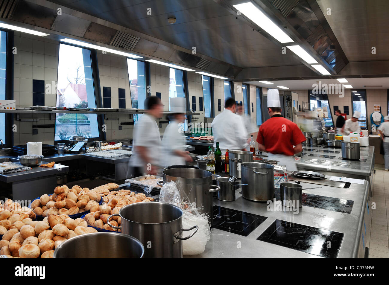 Cuisine d'une école de gestion hôtelière, Lycée économique et Hôtelier Joseph Storck, stagiaires, motion blur Banque D'Images