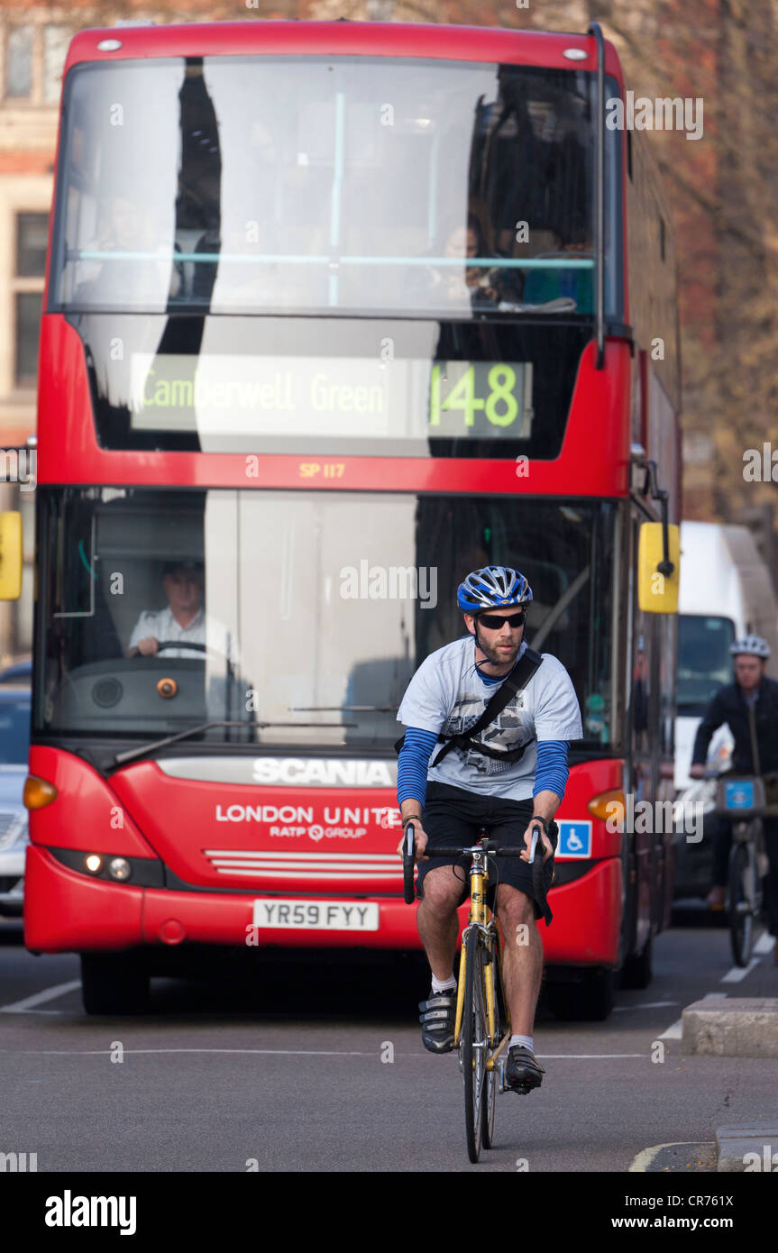 Des cyclistes et des bus à la place du Parlement, Londres Banque D'Images