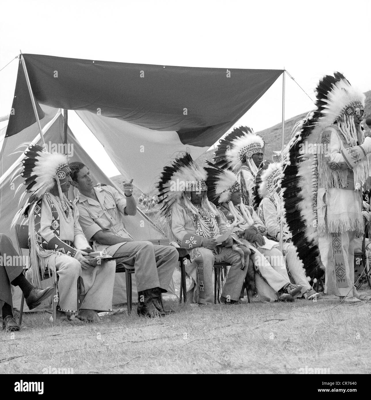 Charles, * 14.11.1948, Prince de Galles depuis 26.7.1958, pleine longueur, avec chefs des Indiens des pieds-Noirs à l'occasion de l'anniversaire du Traité 7, Canada, 1977, Banque D'Images