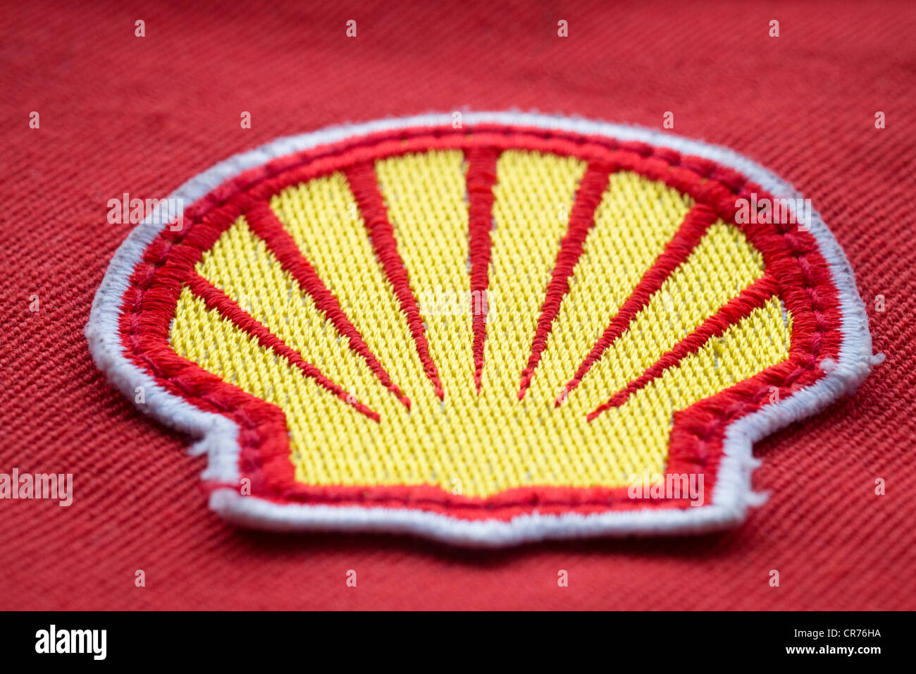 Détail de tissu patch logo sur la sécurité des travailleurs salopettes pour Royal Dutch Shell Oil Company. Banque D'Images