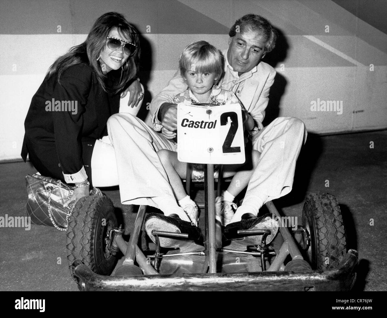 Myhre, Wencke, * 15.2.1947, musicien norvégien (chanteuse), demi-longueur, avec son mari Michael Pfleghar et son fils Micheal, Formula One Party, Munich, Allemagne, 17.7.1986, Banque D'Images Myhre, Wencke, * 15.2.1947, musicien norvégien (chanteuse), demi-longueur, avec son mari Michael Pfleghar et son fils Micheal, Formula One Party, Munich, Allemagne, 17.7.1986, Banque D'Images